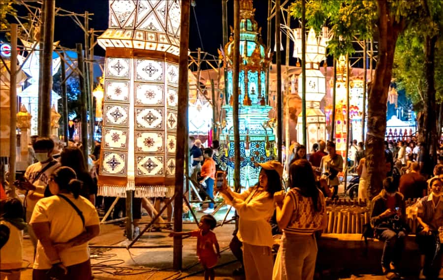 Chiang Mai Light: Tuk Tuk Night Tour with Temples & Markets - Chinatown, where the tour becomes more about food