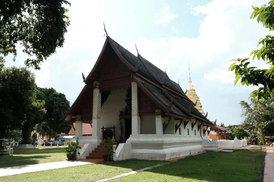Chiang Mai Light: Tuk Tuk Night Tour with Temples & Markets - Tha Phae Gate and the city after dark