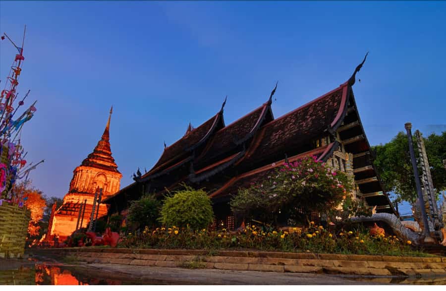 Chiang Mai Light: Tuk Tuk Night Tour with Temples & Markets - Chiang Mai Gate Market and the Flower Market