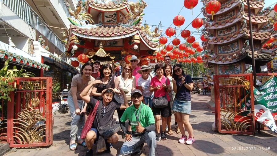 Chiang Mai: Local Food and Markets Guided Walking Tour - A food walk that begins with a sweet local snack