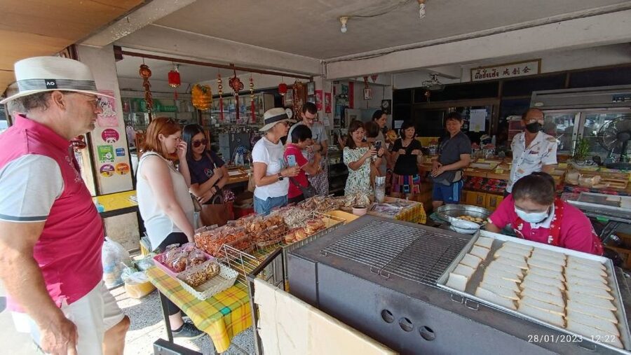 Chiang Mai: Local Food and Markets Guided Walking Tour - Warorot Market is the tour’s main food classroom