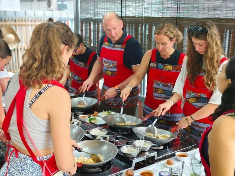 Chiang Mai: Traditional Thai Cooking Class with Market Tour - Why making curry paste from scratch matters
