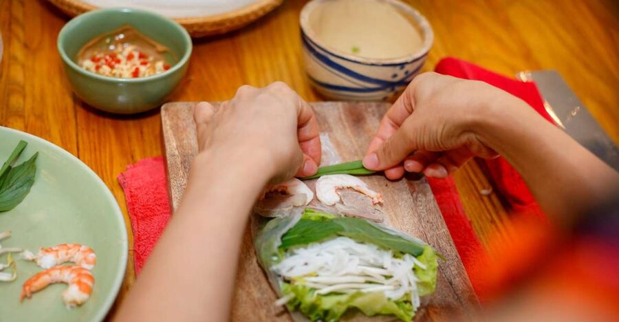 Cooking Class with Ben Thanh Market visit - Ben Thanh Market at 9 AM: Start with the ingredients