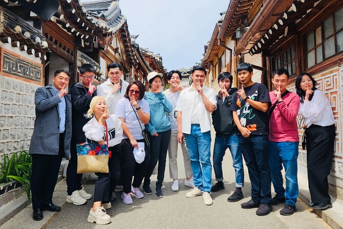 Customizable Seoul Private Tour Palaces Food and Markets - Bukchon Hanok Village on foot