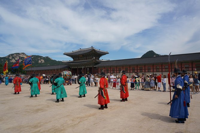 Customized Private Seoul tour: Palace, Market etc(Airport Option) - Airport layovers and the clock
