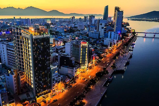 Da Nang By Night: Seafood dinner, night market and cruise trip - Guides, group size, and comfort