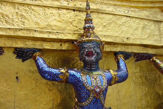 Damnern Saduak Floating Market, Grand Palace and Wat Phra Keo Tour from Bangkok - Lunch in an atmospheric setting