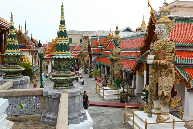 Damnern Saduak Floating Market, Grand Palace and Wat Phra Keo Tour from Bangkok - The guide makes or breaks the day