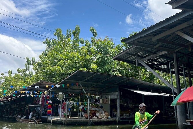 Damnoen Saduak and Maeklong Railway Market Tour with Private Car - The guide’s role during a busy day