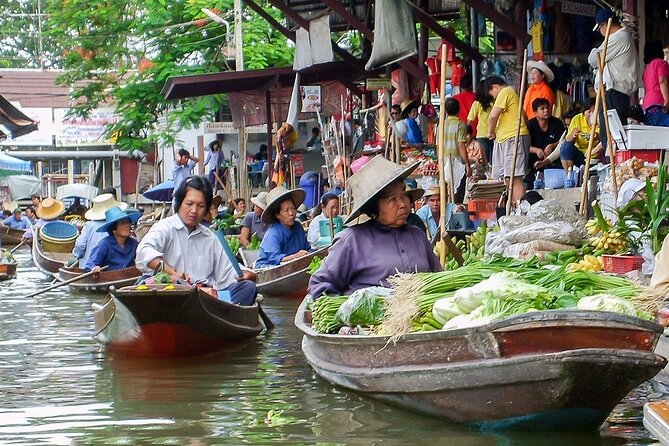 Damnoen Saduak Floating Market & Maeklong Train Market Tour - Taking the long-tail boat to Damnoen Saduak
