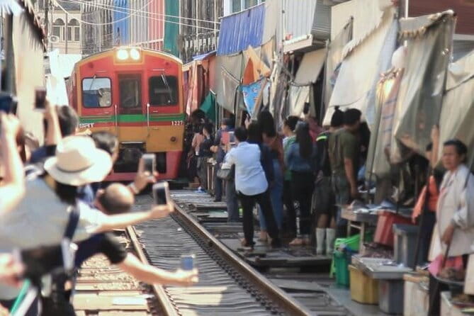 Damnoen Saduak Floating Market & Railway Market Tour from Bangkok - Damnoen Saduak by long-tail boat