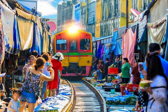 Day Trip to Bangkok Floating Market & Maeklong Railway - A realistic seven-hour schedule from central Bangkok