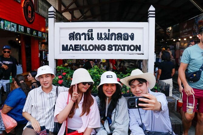 Day Trip to Bangkok Floating Market & Maeklong Railway - Cruising to Damnoen Saduak Floating Market