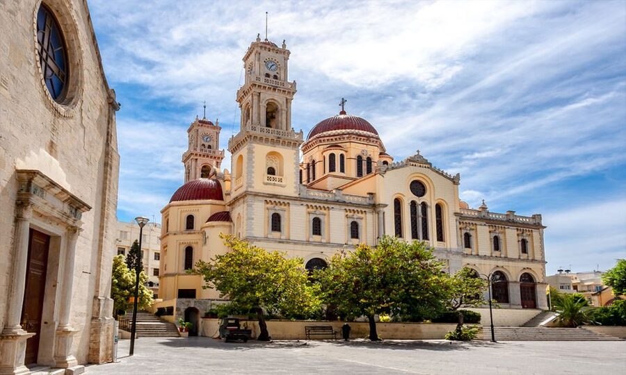 Day Trip To Heraklion City Center & Market & CretAquarium - First stop: the Pateles market in Heraklion