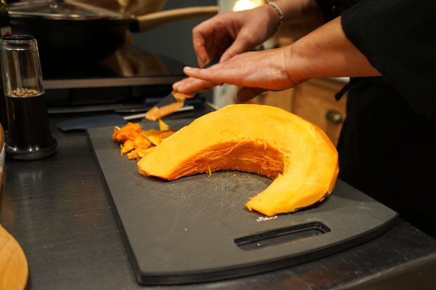 Discover the old market and make fresh pasta - Learning the pasta skills at the kitchen table