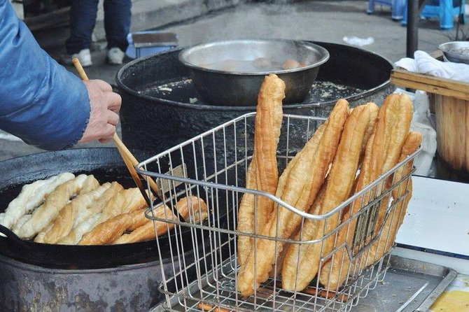 Early Bird Shanghai Street Breakfast Tour And Visit Fabric Market - What the breakfast stop tells you about Shanghai
