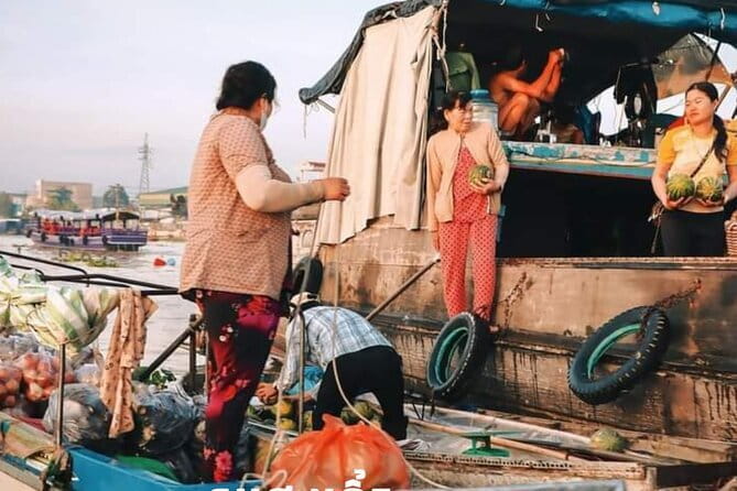 Explore Floating Market with Local People - Key points at a glance