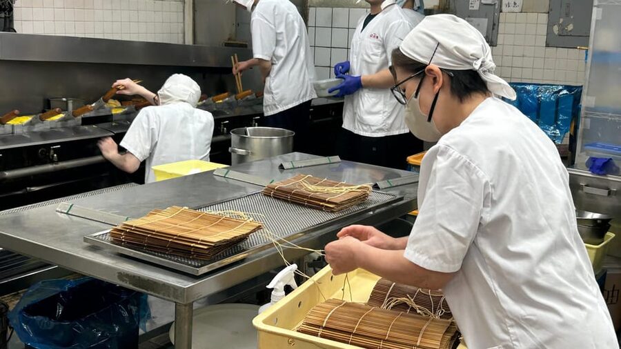 【Family pack】Tokyo: Tsukiji fish market food tour - Three hours among Tsukiji’s market counters