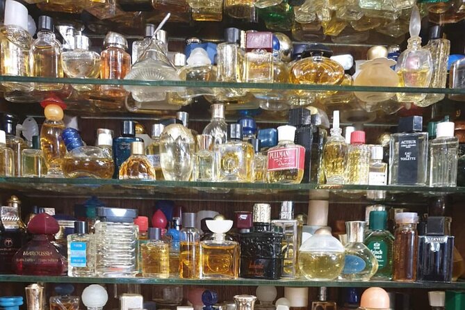 Flea Market Secrets near Montmartre: A Paris Hunt for Treasures - What you might find for the suitcase