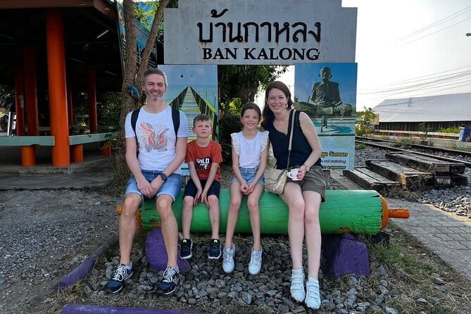 Floating and Railway Markets with Kwan Damnoen Restuarant - Motorboat through Damnoen Saduak Floating Market