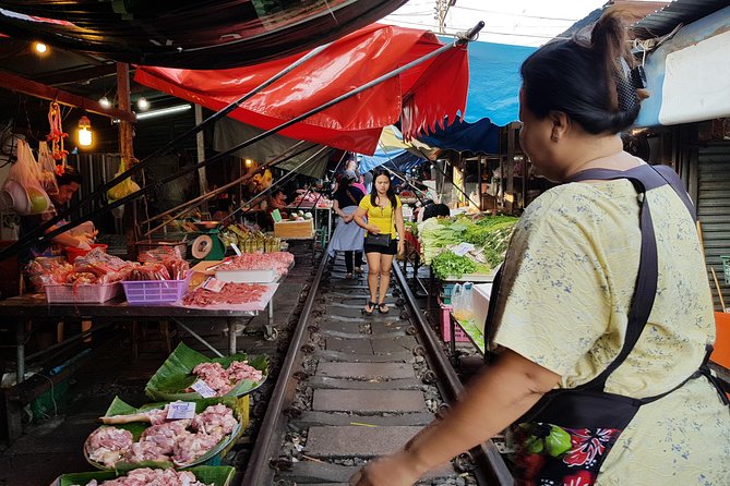 Floating Market Damnoen Saduak and Meklong Railway Market: Half Day Tour - Guide quality makes the biggest difference