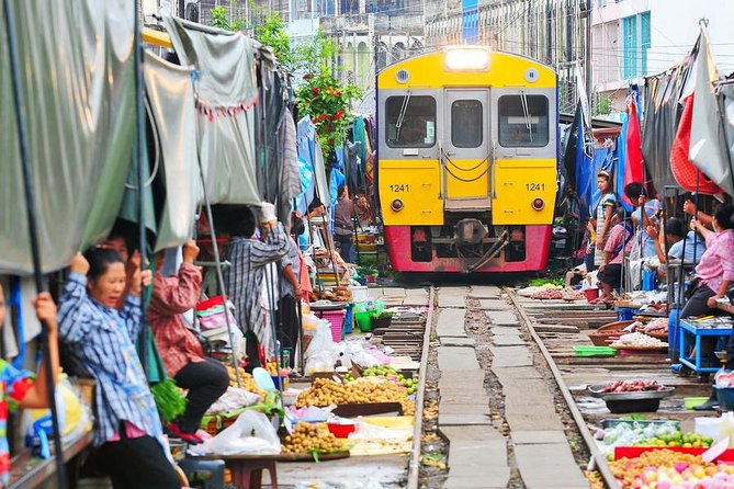 Floating Market & Railway Market Bangkok - Why the railway market is worth the early alarm