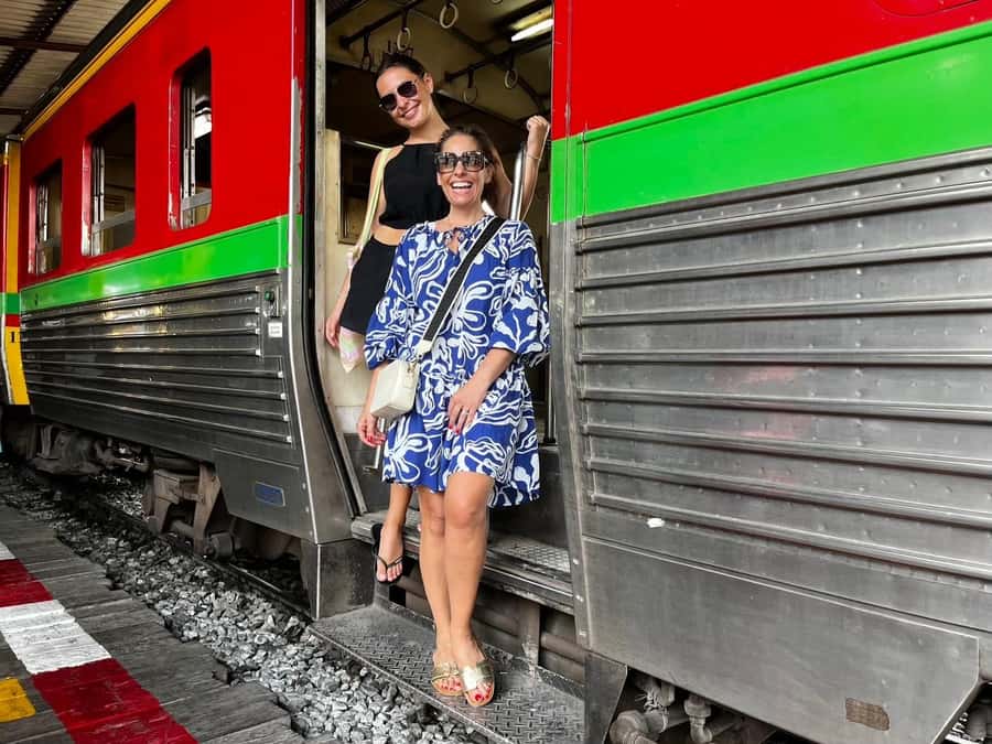 Floating & Railway markets (multi-language) - Who will enjoy this day most