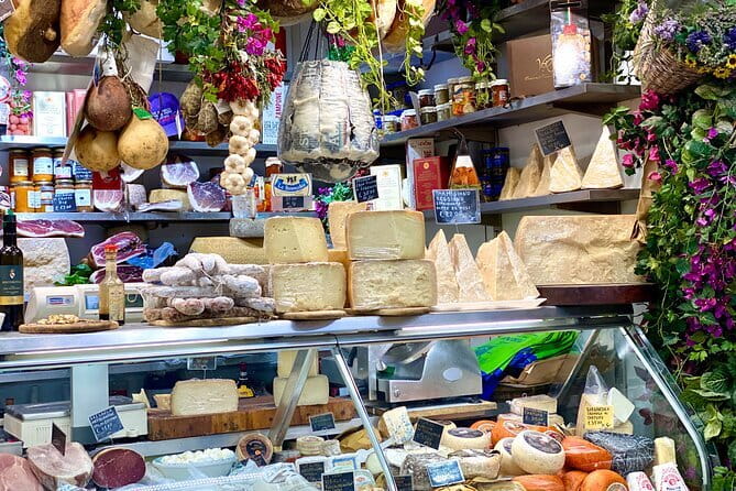Florence Street Food Walking Tour with wine in Duomo Area - The walk between tastings