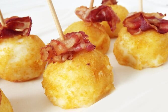 Florence Street Food Walking Tour with wine in Duomo Area - Ponte Vecchio and the Arno finish