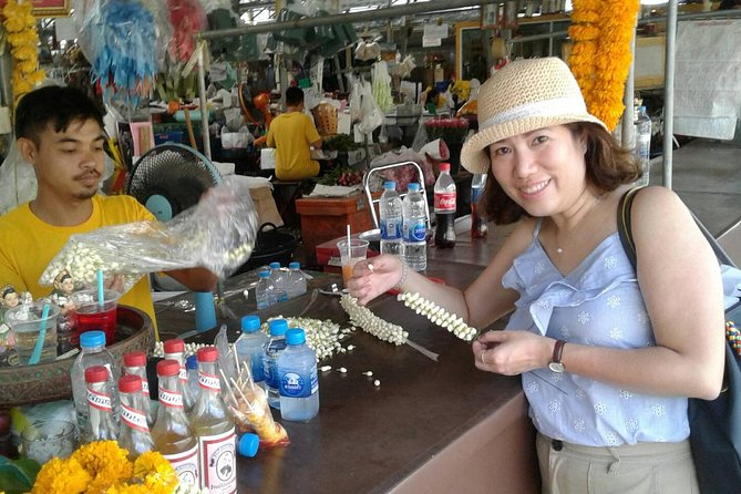 Flower Market & Floral Art: Multilingual Private Tour [EN/others] - Folding Bua Luang and Bua Chut lotuses
