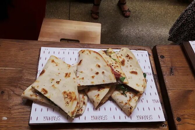 Food markets tour with a local! - Spending an hour in the Quadrilatero