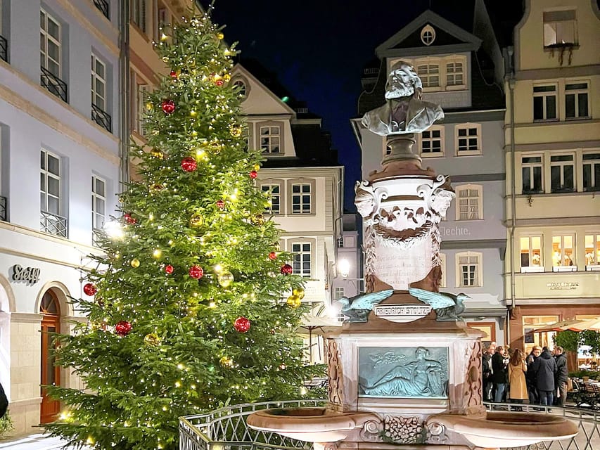 Frankfurt: Christmas Market & Old Town Tour 60 min-daily 16:00-in German - Crossing toward the Iron Footbridge