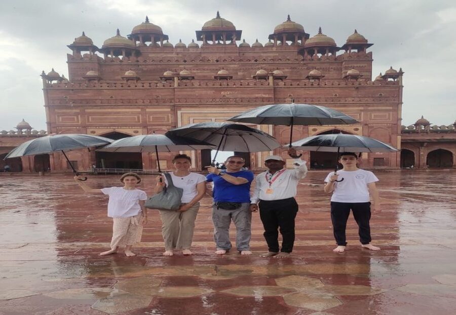 From Agra: Fatehpur Sikri and Market Private Half-Day Tour - Entering Fatehpur Sikri’s abandoned court