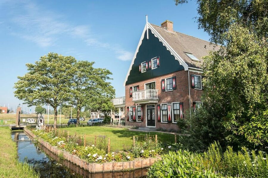 From Amsterdam; Alkmaar Cheese market & Zaanse Schans - The guide and group size