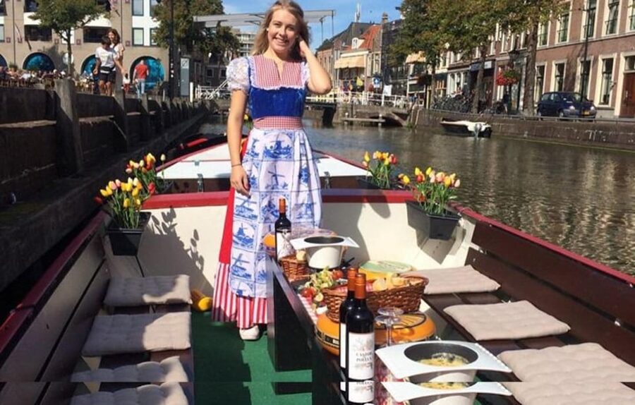 From Amsterdam; Alkmaar Cheese market & Zaanse Schans - Getting to Market 27 from central Amsterdam