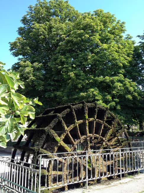 From Avignon: Full Day Luberon Market & Villages - Sunday in L’Isle-sur-la-Sorgue