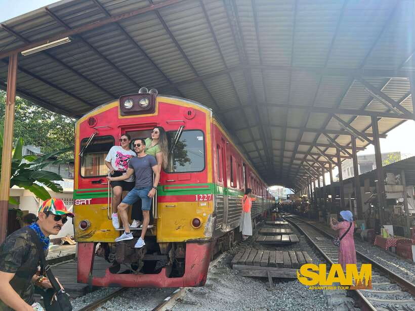 From Bangkok:Damnoen Floating Market and Railway Market Tour - A closer look at Damnoen Saduak Floating Market