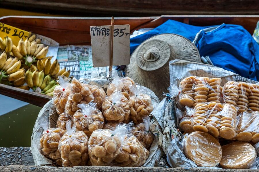 From Bangkok: Damnoen Saduak Floating Market Guided Tour - The 15-minute paddle boat through the canals