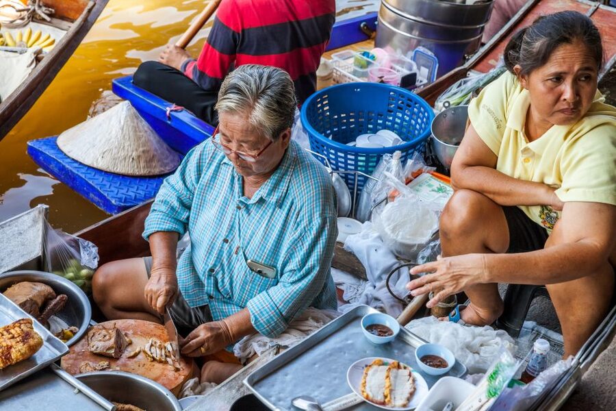 From Bangkok: Damnoen Saduak Floating Market Guided Tour - What to eat during your hour at the market