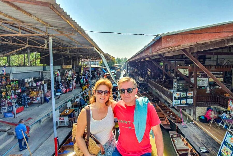 From Bangkok: Damnoen Saduak & Train Market Tour in Spanish - Arriving at Damnoen Saduak by longtail boat