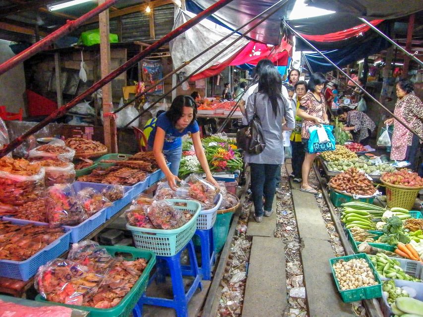 From Bangkok: Damnoen Saduak & Train Market Tour in Spanish - Shopping, snacks, and prices at the floating market