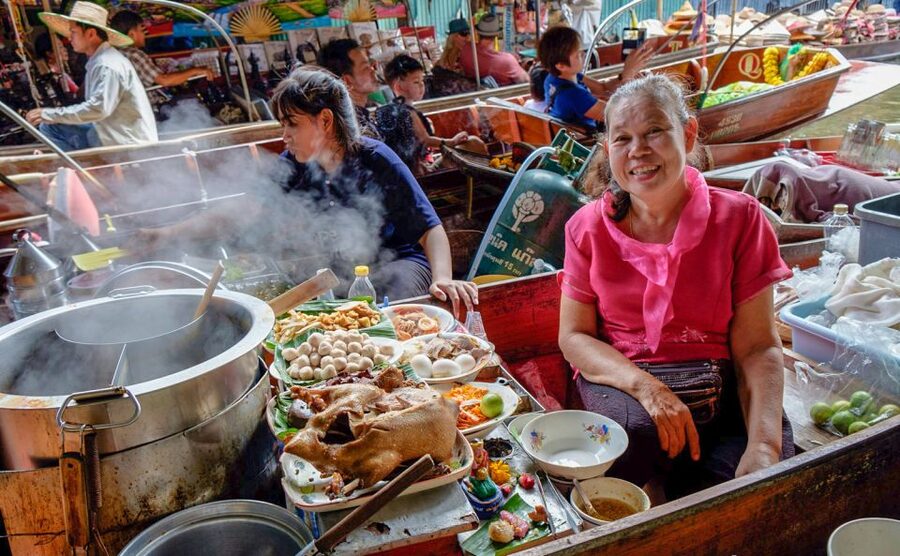 From Bangkok: Damnoen Saduak & Train Market Tour in Spanish - Comfort, timing, and mobility