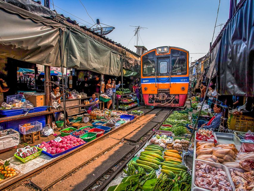 From Bangkok: Damnoen Saduak & Train Market Tour in Spanish - Leaving Bangkok in an air-conditioned van