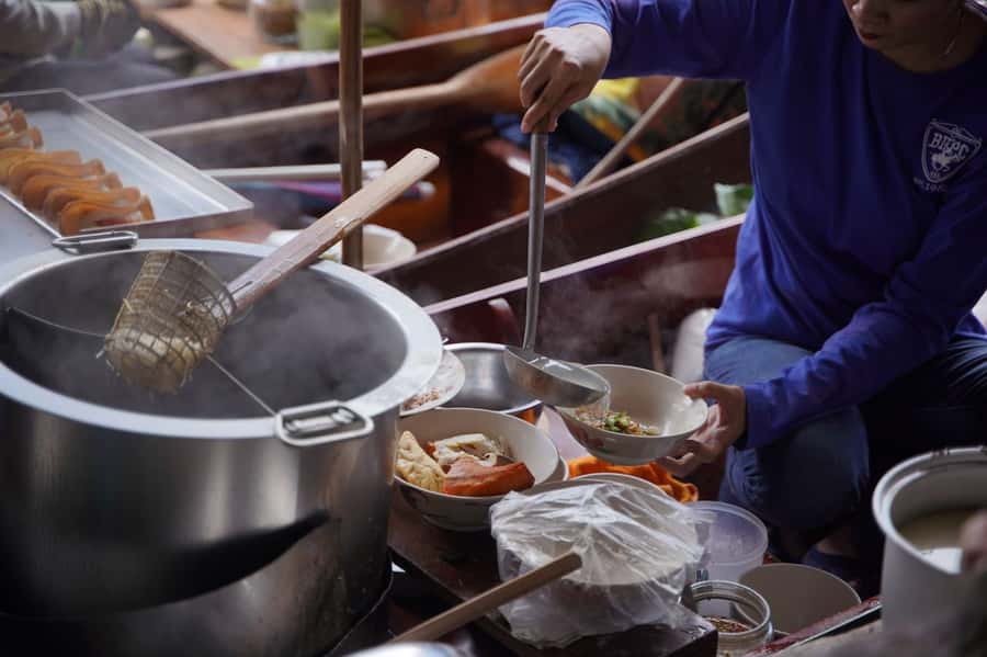 From Bangkok: Floating Market and Ayutthaya Guided Day Tour - The guides make the schedule workable