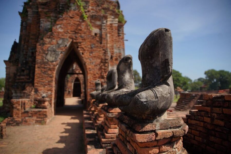 From Bangkok: Floating Market and Ayutthaya Guided Day Tour - Arriving at Damnoen Saduak by paddle boat