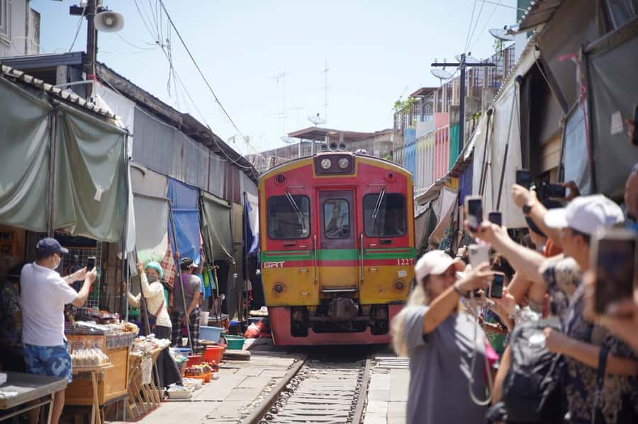 From Bangkok: Floating Market and Ayutthaya Guided Day Tour - Lunch and the long move to Ayutthaya