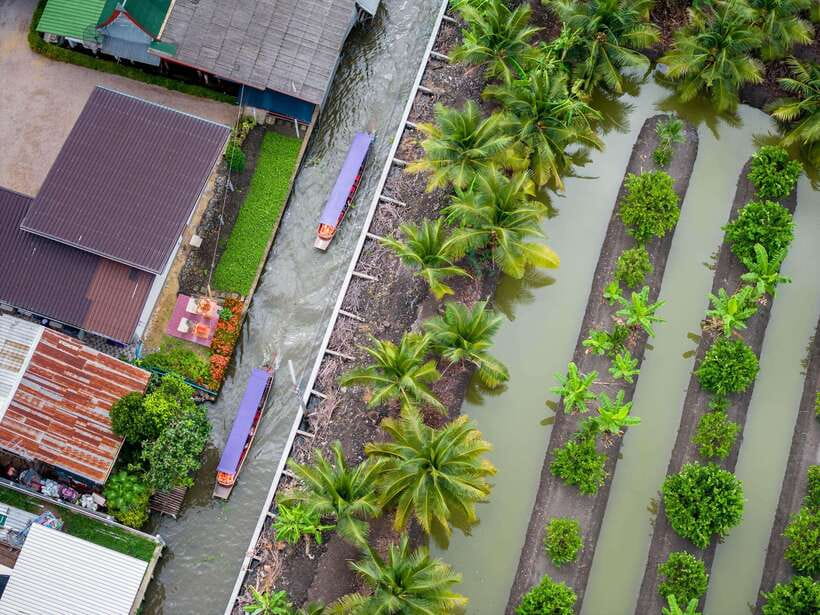 From Bangkok: Railway & Damnoen Saduak Floating Market Tour - A palm sugar stop at a traditional Thai home