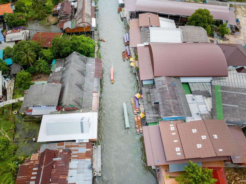 From Bangkok: Railway & Damnoen Saduak Floating Market Tour - Who should book this half-day trip?
