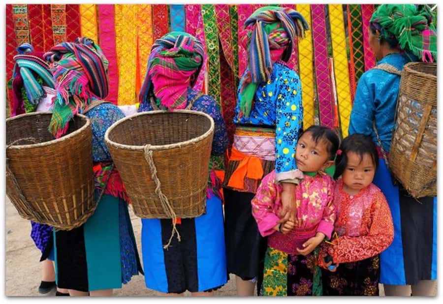 From Sa Pa: Sunday Bac Ha Market Group Tour - Pho Village and a closer look at Flower Hmong life