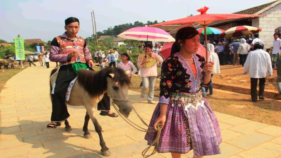 From Sa Pa: Sunday Bac Ha Market Group Tour - Ha Khau border gate and Mau Temple